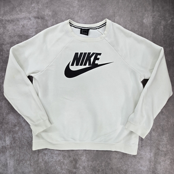 Nike Sportswear Essential Fleece Pullover Sweatshirt - Picture 2 of 13